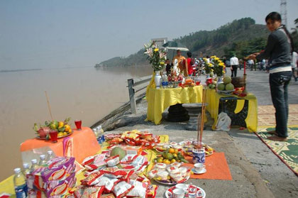 Pray for the People Died, missing the bus in the La Giang River